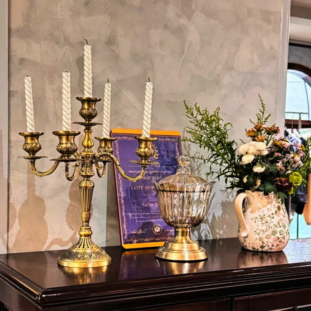 GildedNocturne Kerzenleuchter Eleganter Zeitloser Kerzenhalter für Klassische Wohnkultur und Kaminsimse | Lersk