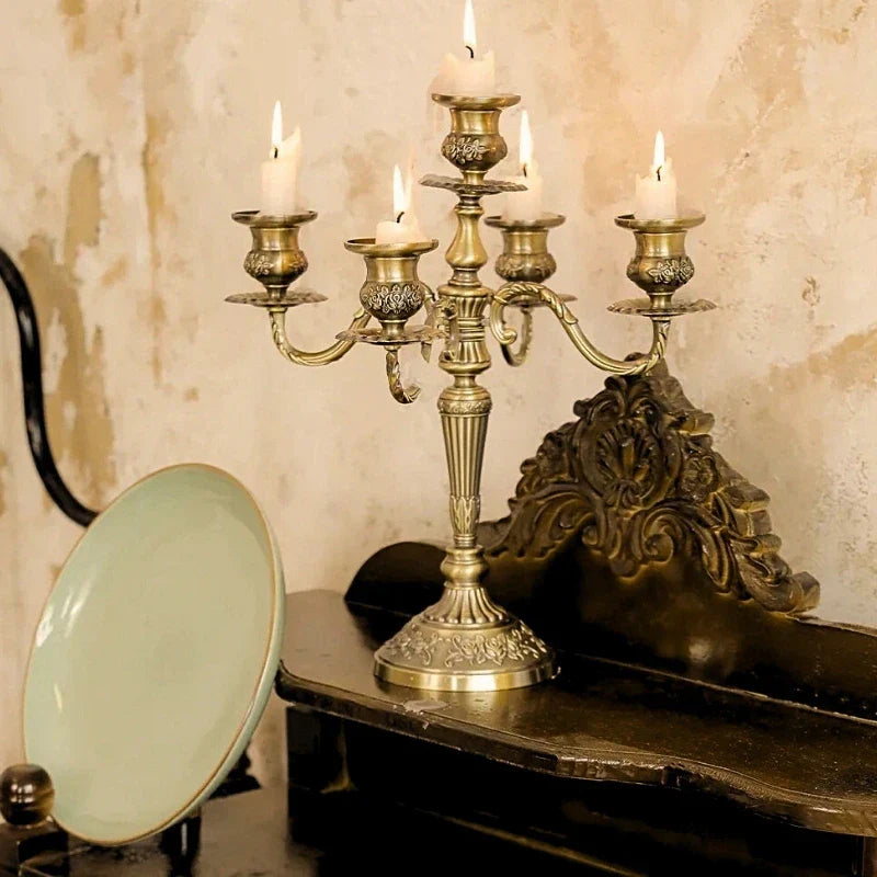 GildedNocturne Kerzenleuchter Eleganter Zeitloser Kerzenhalter für Klassische Wohnkultur und Kaminsimse | Lersk