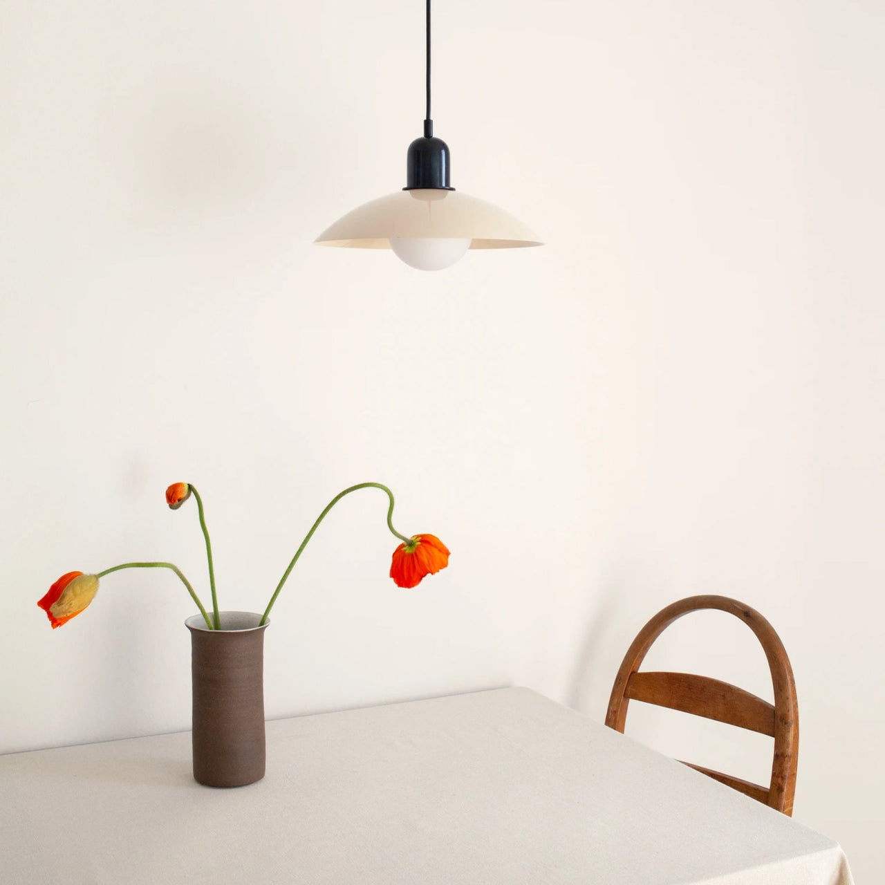 Lyraen Macaron Bauhaus LED lysekrone med åbent bunddesign til spisestue | Lersk