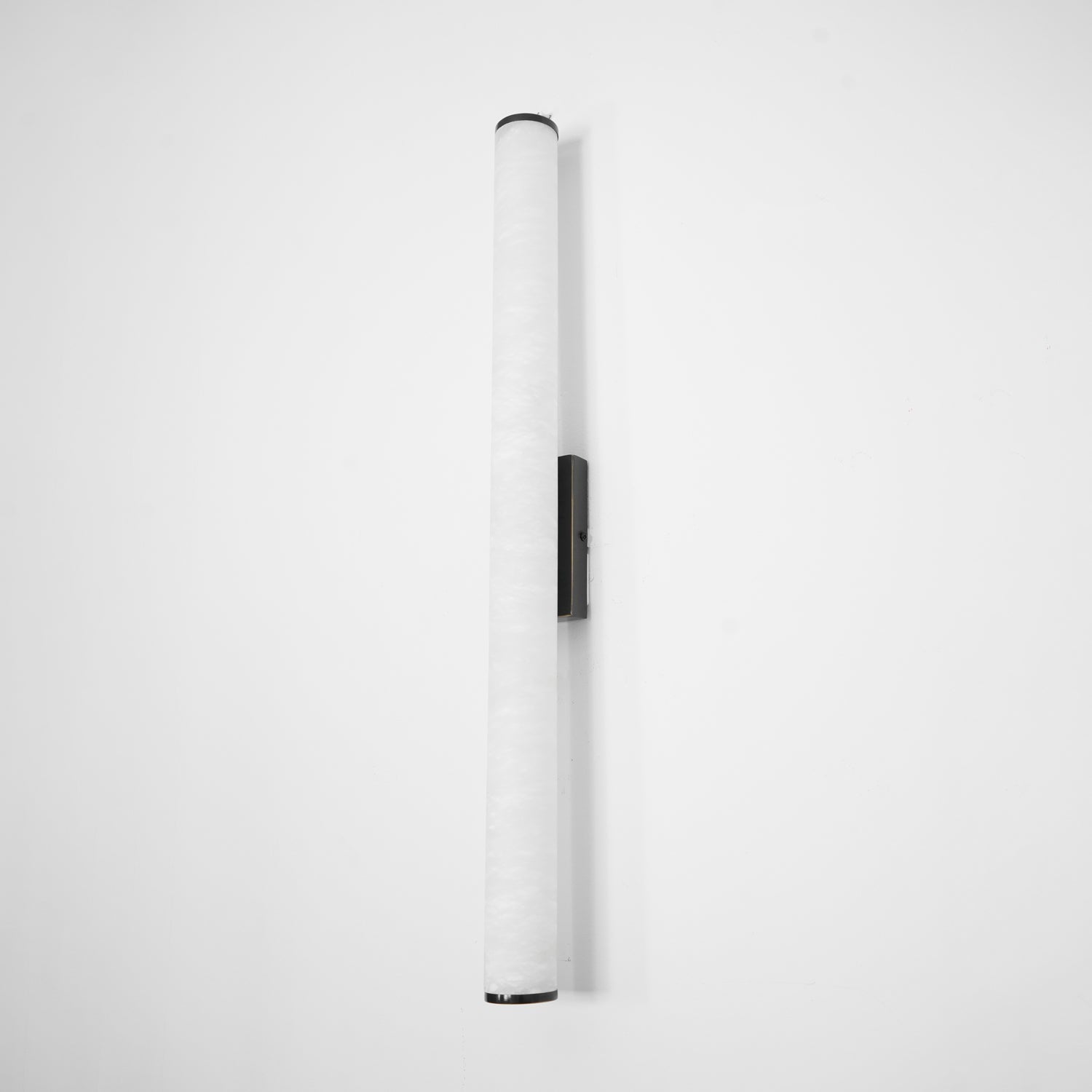 LED-Wandleuchte mit Alabaster-Röhrendesign, 1 Licht | Lersk