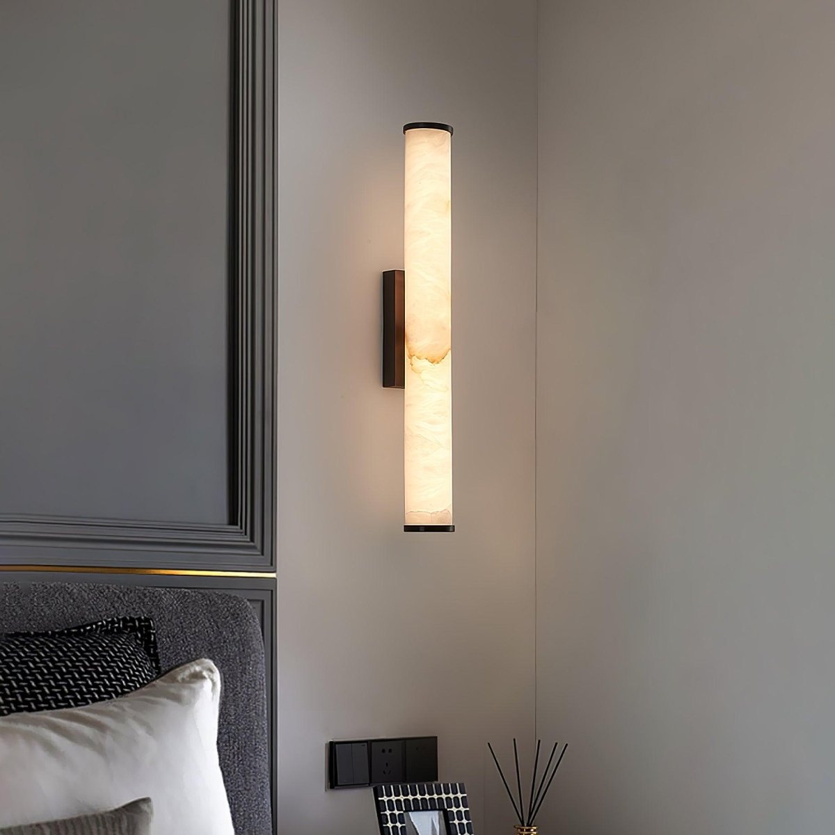 LED-Wandleuchte mit Alabaster-Röhrendesign, 1 Licht | Lersk