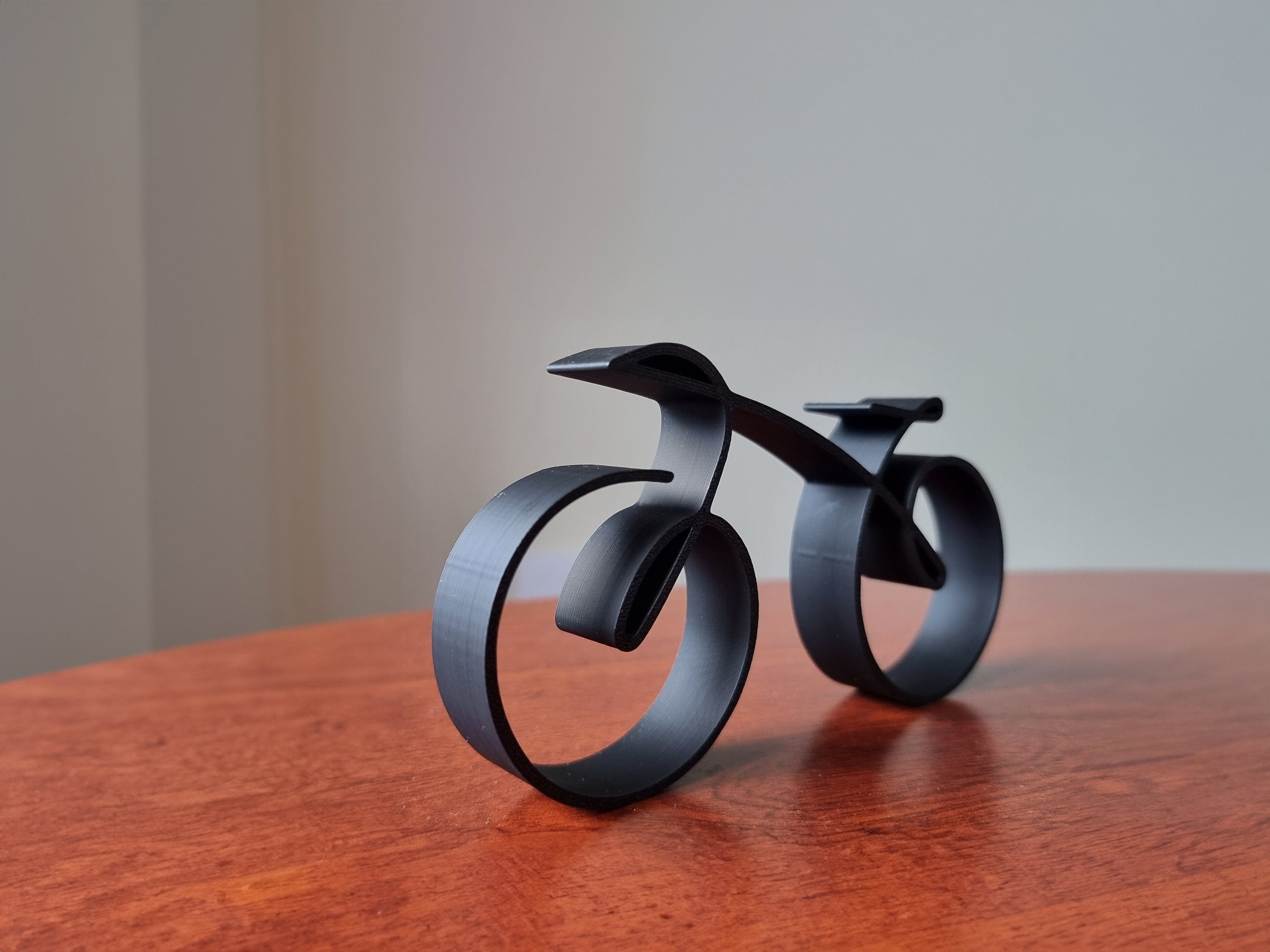Elegantní minimalistická socha kola ve stylu drátěného rámu pro dekoraci na stůl a dárek pro cyklistu | Lersk
