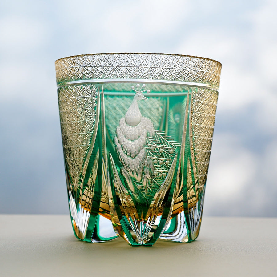 Kiyomi | Handgefertigtes Whiskyglas mit Smaragd und Pfauenmotiv sowie Holzkiste | Lersk