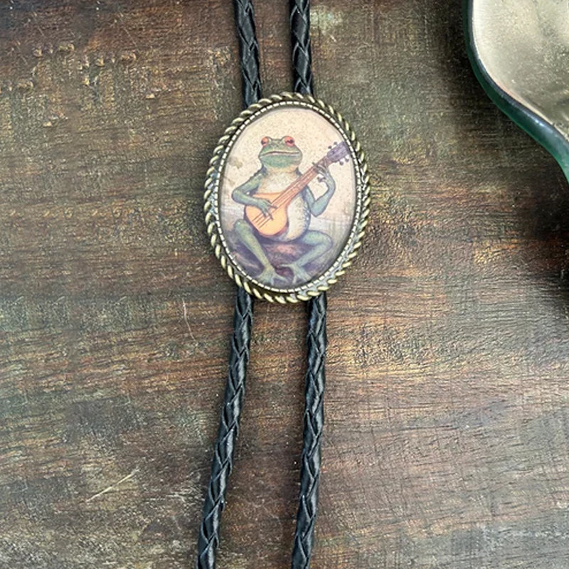 Banjo Frog Bolo kravata unisex design s žábou hrající na banjo, šperk pro muže i ženy | Lersk