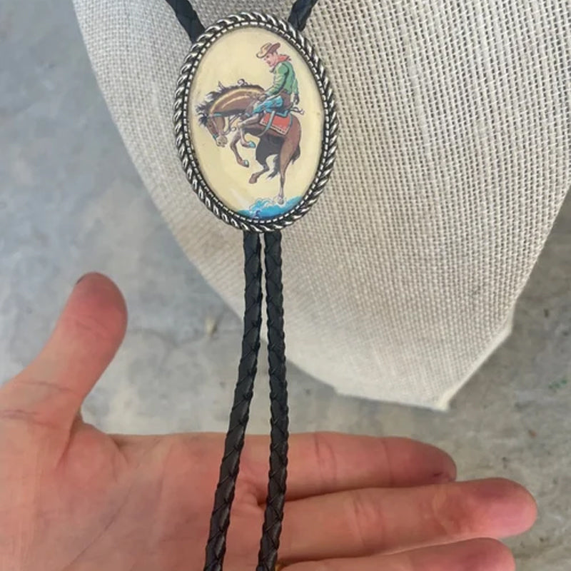 Banjo Frog Bolo kravata unisex design s žábou hrající na banjo, šperk pro muže i ženy | Lersk
