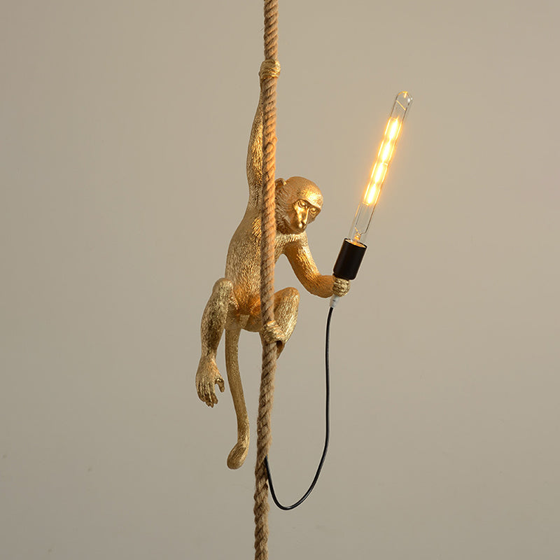 Závěsná lampa ve tvaru opice Jungle Buddy s jutovým lanem | Lersk