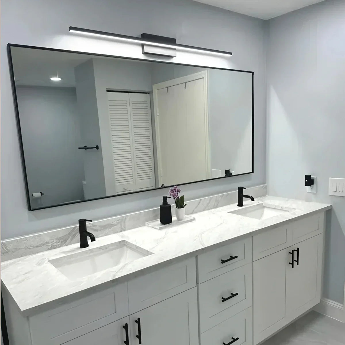 Aplique de pared lineal para baño con espejo | Lersk