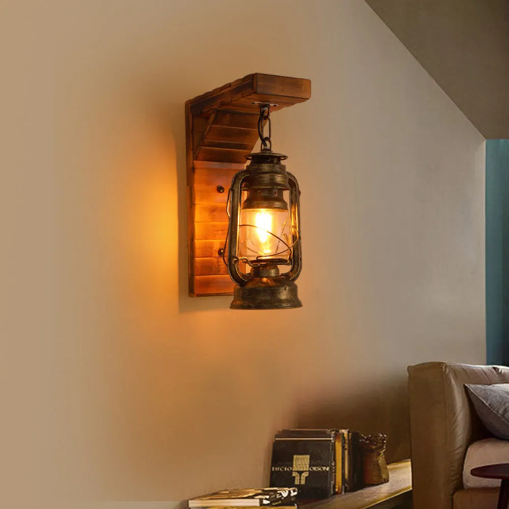 Kestrel Lantern Vintage dřevěná nástěnná lampa do obývacího pokoje | Lersk