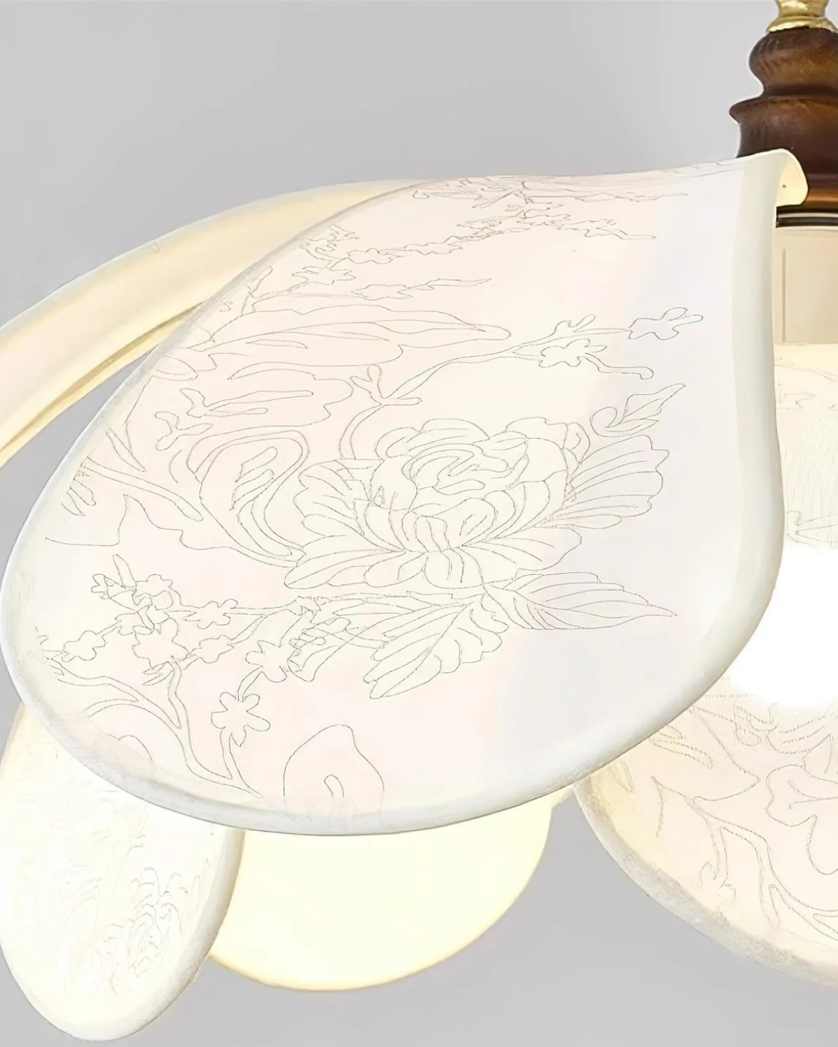 Lampada a sospensione Aurelia a strati di petali con luce soffusa per camera da letto | Lersk