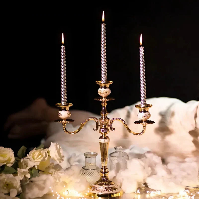 GildedNocturne Kerzenleuchter Eleganter Zeitloser Kerzenhalter für Klassische Wohnkultur und Kaminsimse | Lersk