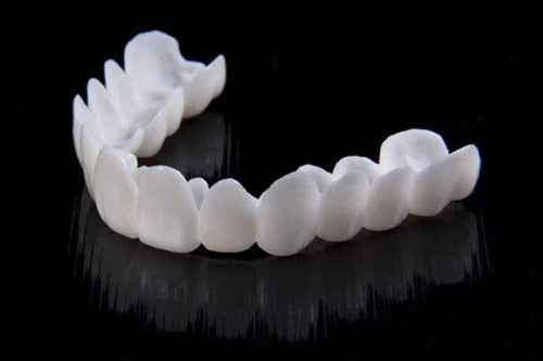 Smile Lens verstellbare weiße Zahnprothese zur direkten Korrektur des Lächelns von Smile Lens Smile Lens | Lersk