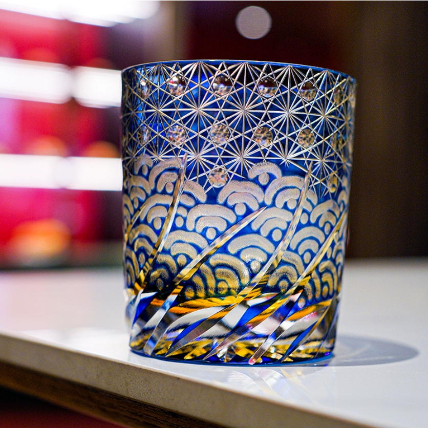 Kirrea handgefertigtes Whiskyglas in Blau und Bernstein mit Holzkiste | Lersk