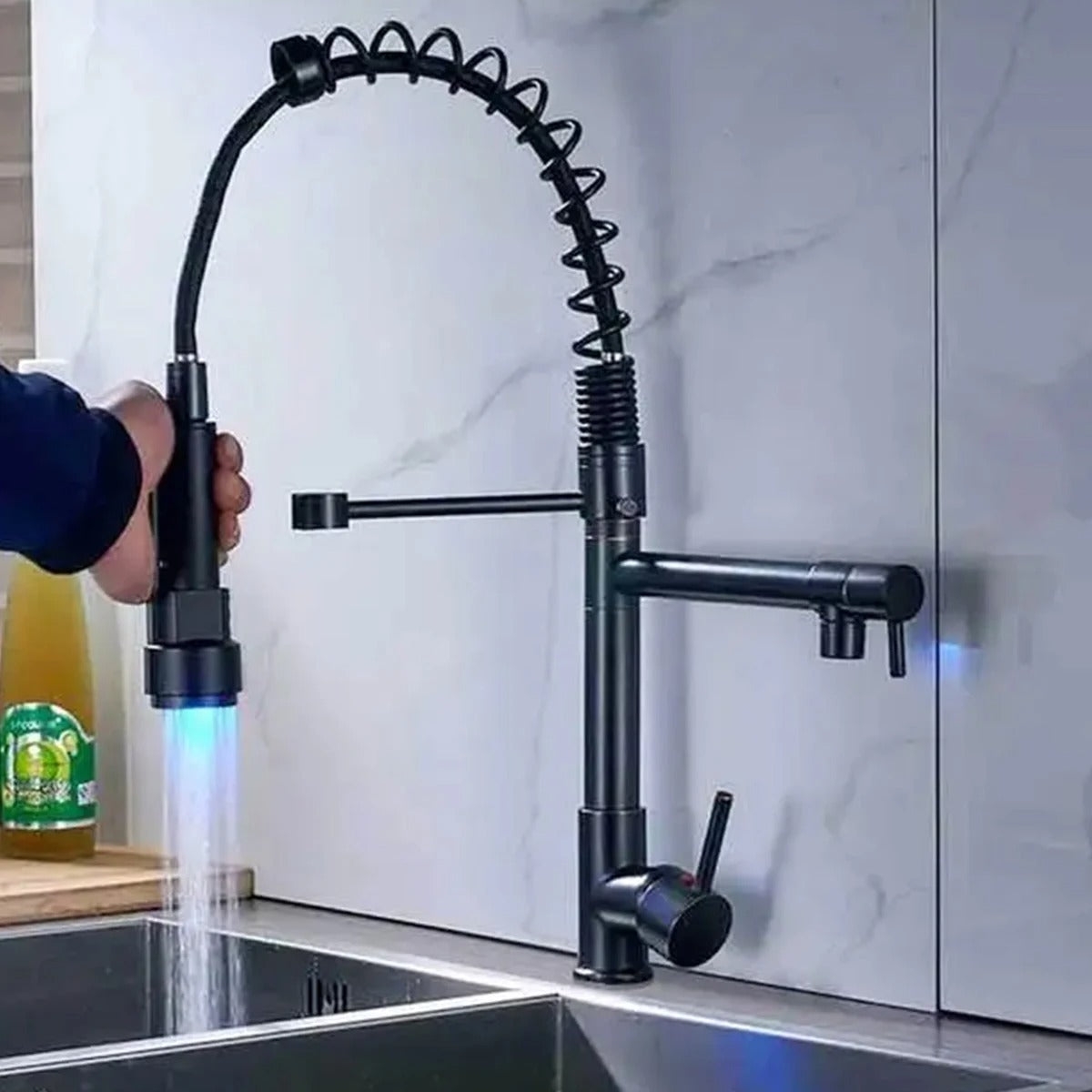 Grifo de cocina Aquaspin negro mate con cabezal giratorio de 360 grados para cocinas modernas | Lersk