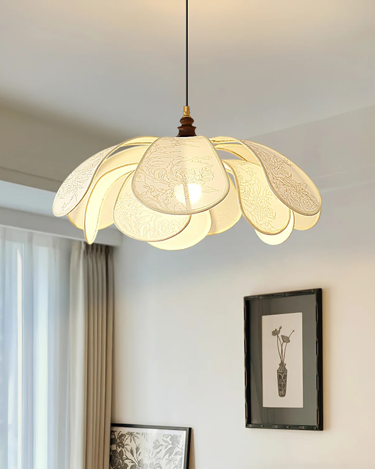 Lampada a sospensione Aurelia a strati di petali con luce soffusa per camera da letto | Lersk