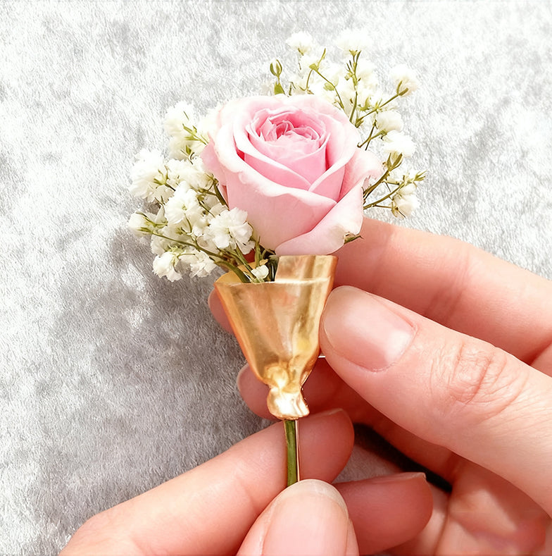 Blumenbrosche für Mantel, Pullover oder Kleid – florales Schmuckaccessoire, das dezenten Glamour verleiht | Lersk