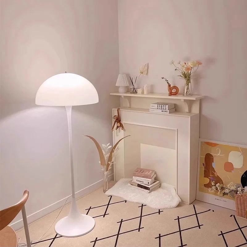 Aurelo LED stojací lampa s houbovým tvarem v severském stylu pro ambientní osvětlení ložnice | Lersk