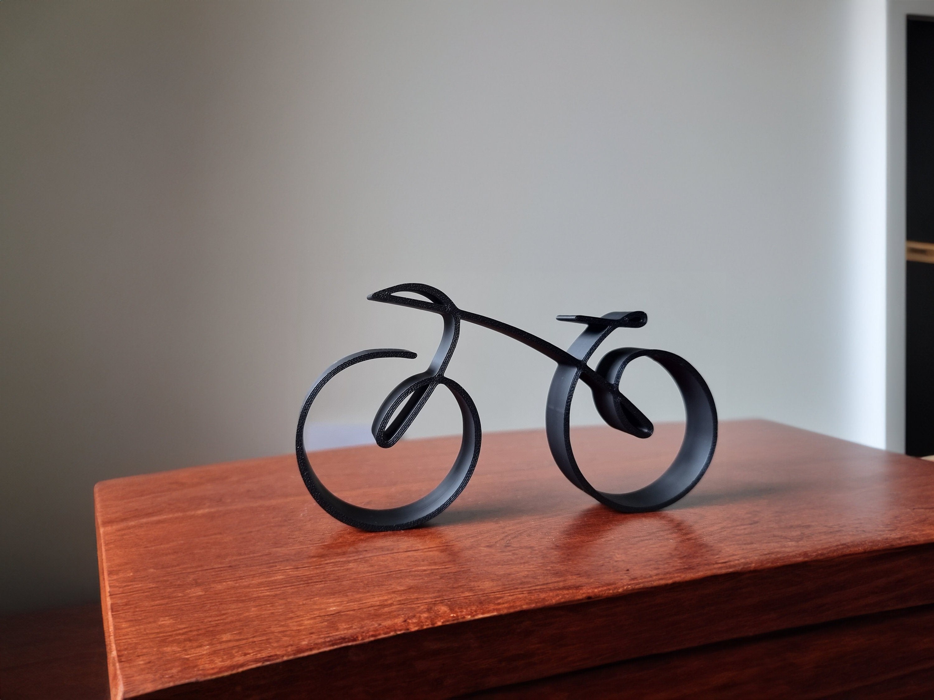 Elegantní minimalistická socha kola ve stylu drátěného rámu pro dekoraci na stůl a dárek pro cyklistu | Lersk
