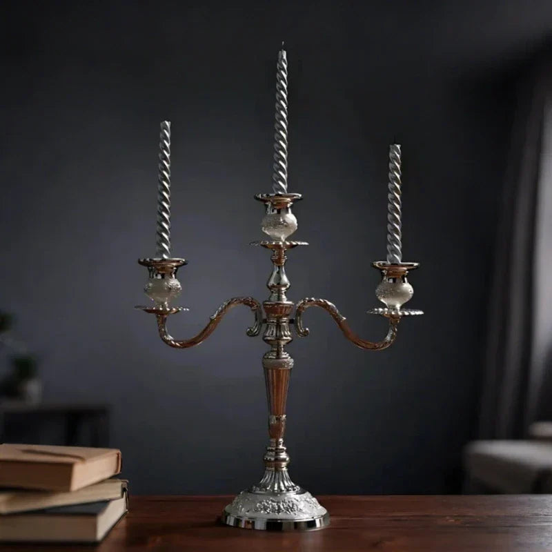 GildedNocturne Kerzenleuchter Eleganter Zeitloser Kerzenhalter für Klassische Wohnkultur und Kaminsimse | Lersk