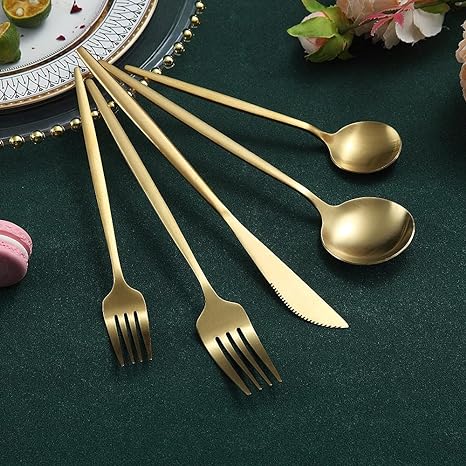 Minimalistická sada příborů pro moderní stolování s elegantními čistými liniemi | Lersk