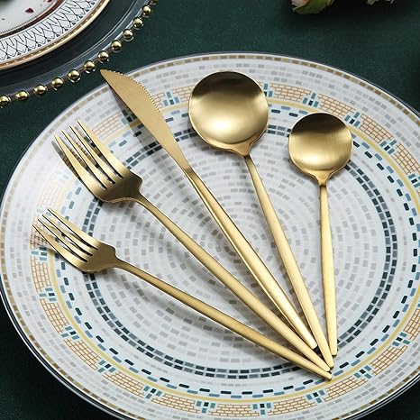 Minimalistická sada příborů pro moderní stolování s elegantními čistými liniemi | Lersk