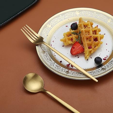 Minimalistická sada příborů pro moderní stolování s elegantními čistými liniemi | Lersk