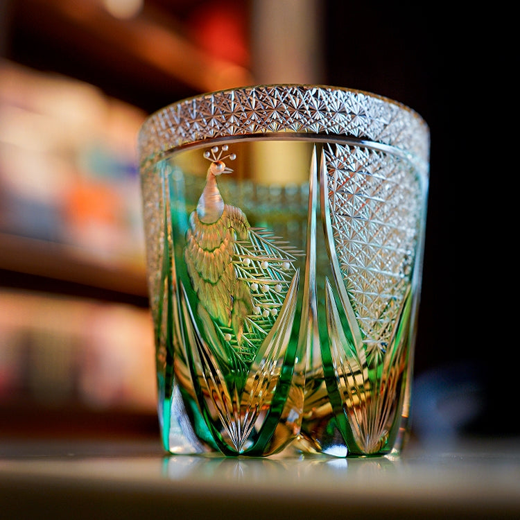 Kiyomi | Handgefertigtes Whiskyglas mit Smaragd und Pfauenmotiv sowie Holzkiste | Lersk