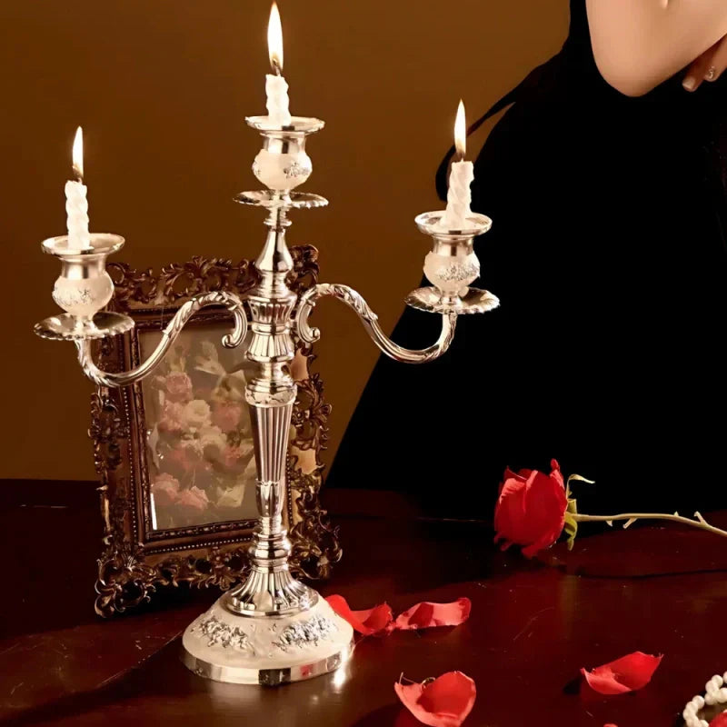 GildedNocturne Kerzenleuchter Eleganter Zeitloser Kerzenhalter für Klassische Wohnkultur und Kaminsimse | Lersk
