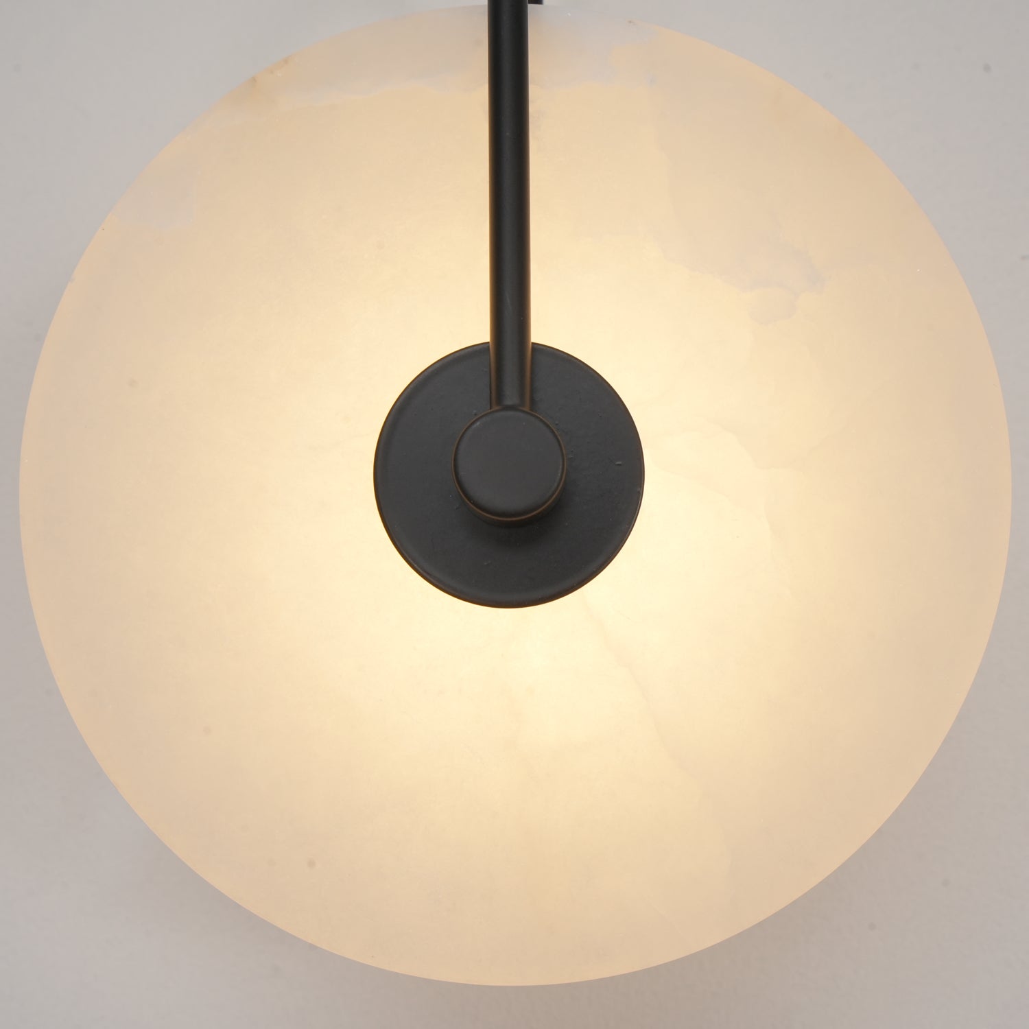 Alabastrové LED nástěnné světlo Disc s ambientním světlem pro obývací pokoje | Lersk