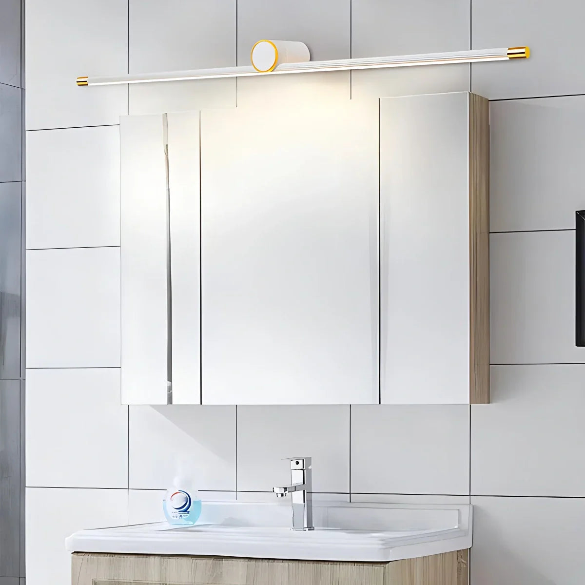 Espejo de baño con lámpara de pared y cómoda con columna romana | Lersk