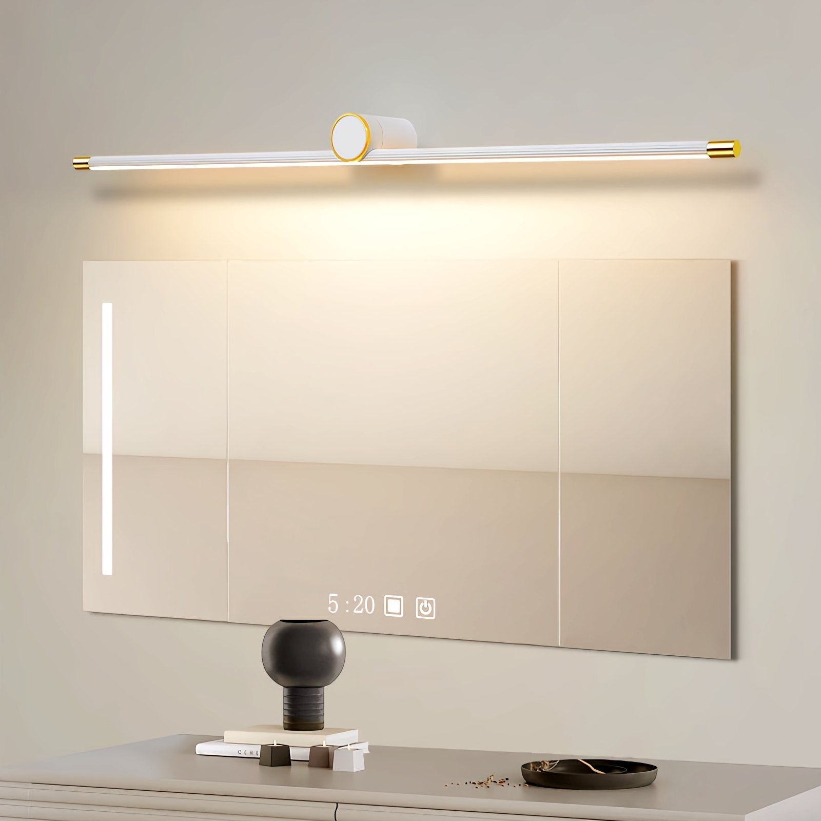 Espejo de baño con lámpara de pared y cómoda con columna romana | Lersk