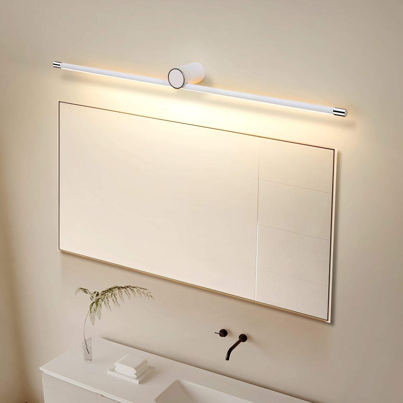 Espejo de baño con lámpara de pared y cómoda con columna romana | Lersk