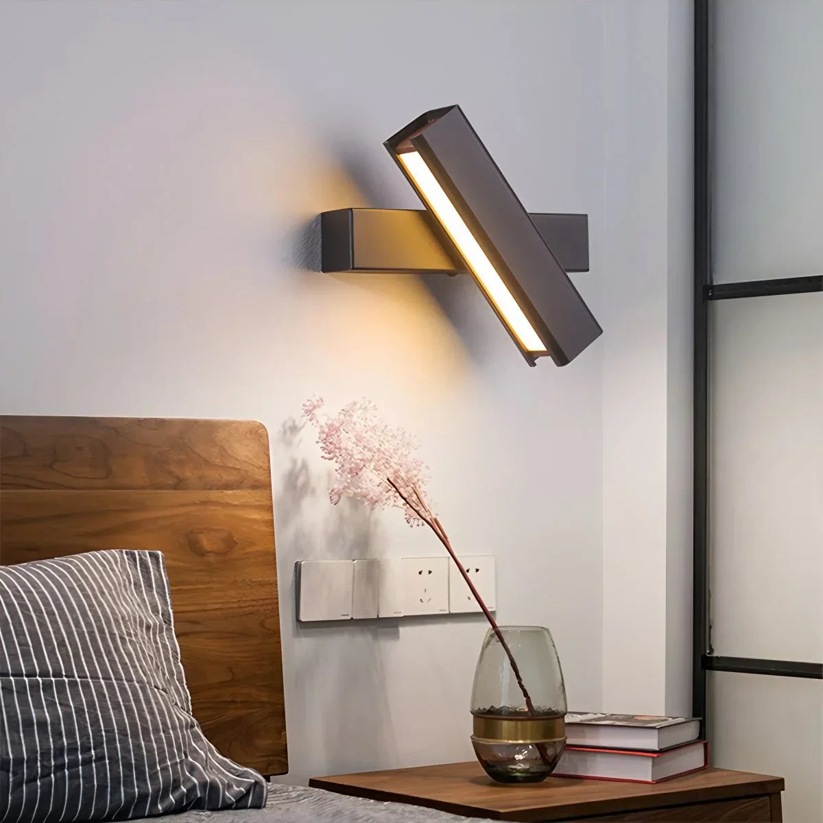 Nastavitelná nástěnná lampa s tyčí do ložnice | Lersk