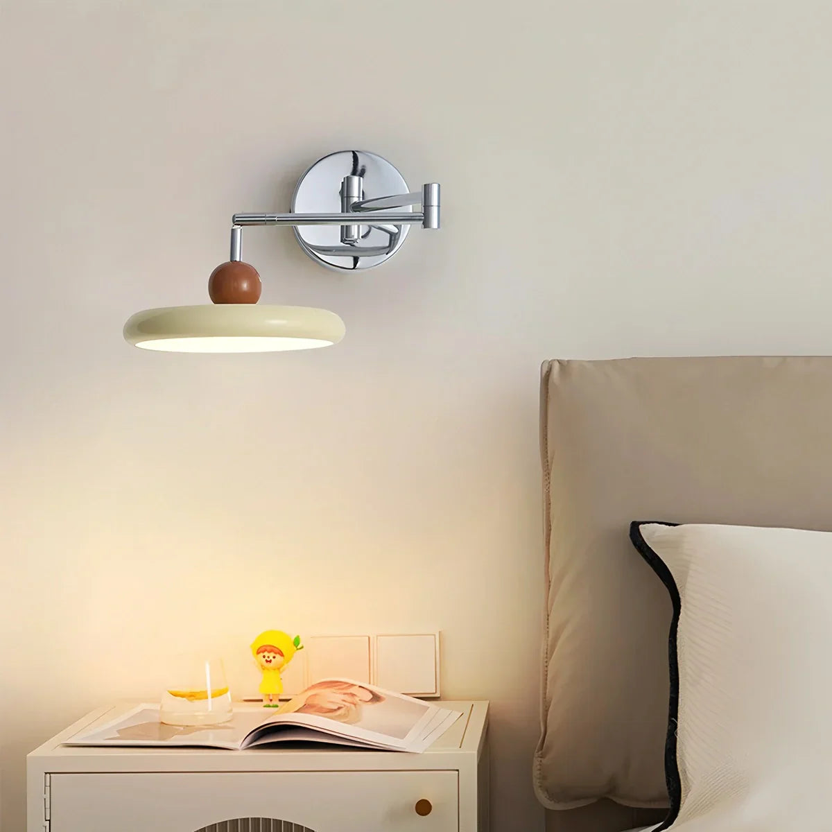 Lámpara de pared con brazo ajustable y enchufe Lola | Lersk