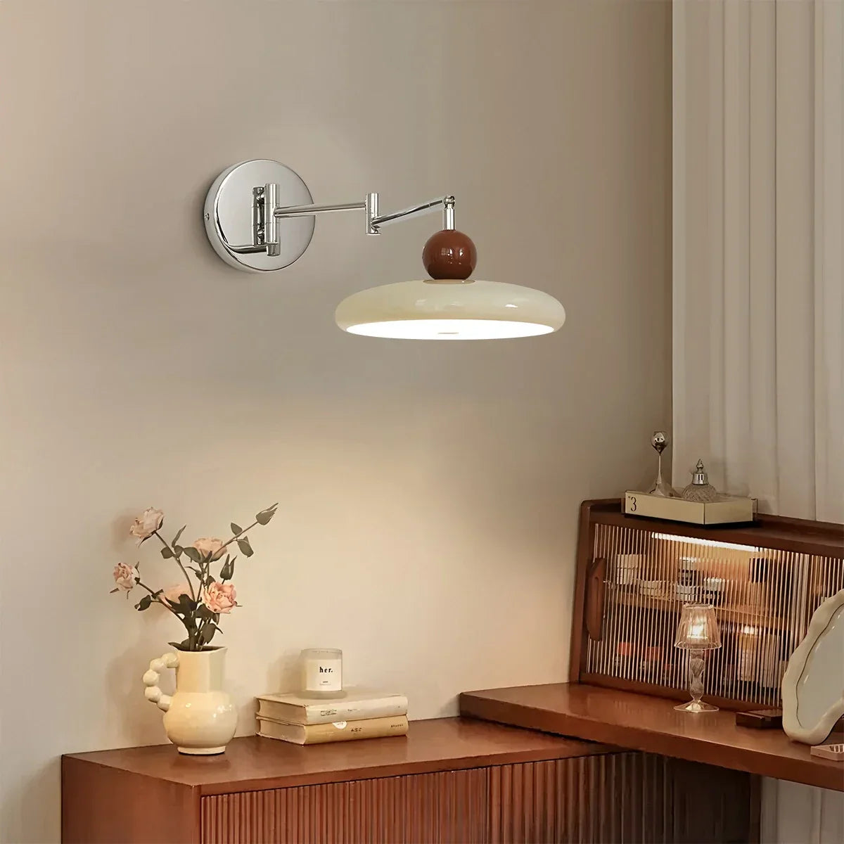 Lámpara de pared con brazo ajustable y enchufe Lola | Lersk