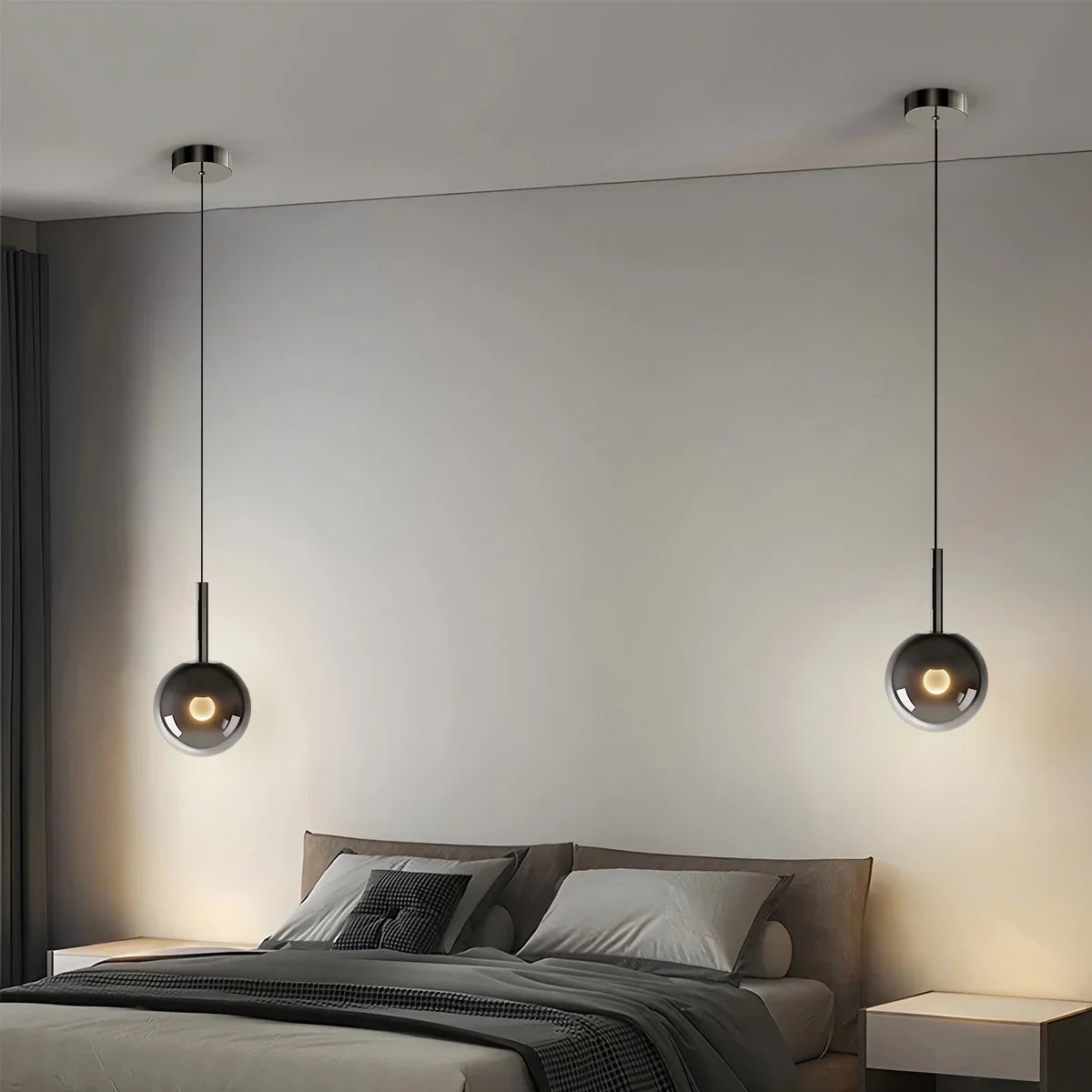 Nastavitelná skleněná závěsná lampa na noční stolek | Lersk