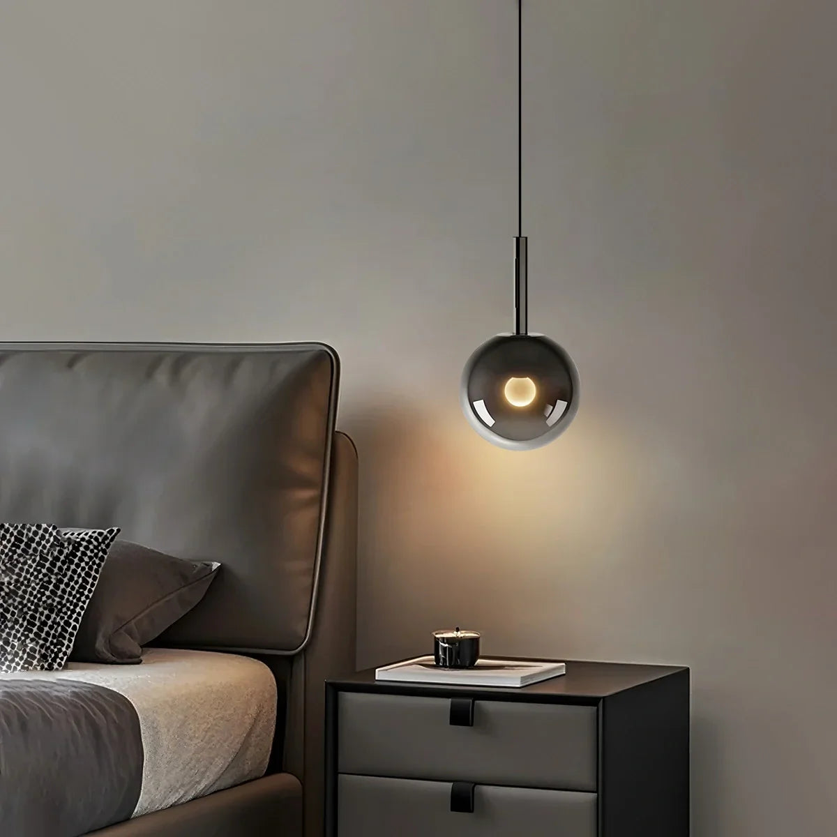 Nastavitelná skleněná závěsná lampa na noční stolek | Lersk