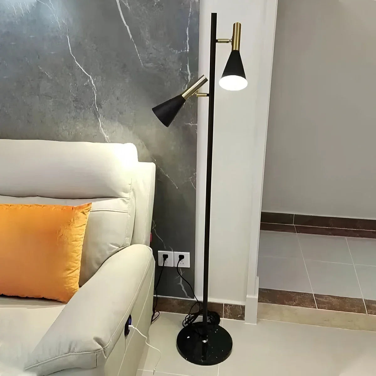 Lámpara de pie con poste ajustable y 2 bombillas | Lersk