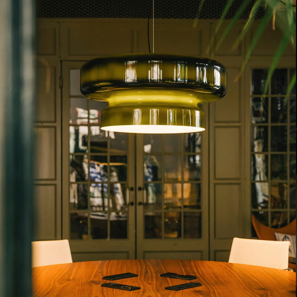Závěsná lampa Nyara z foukaného skla s designem organické formy | Lersk