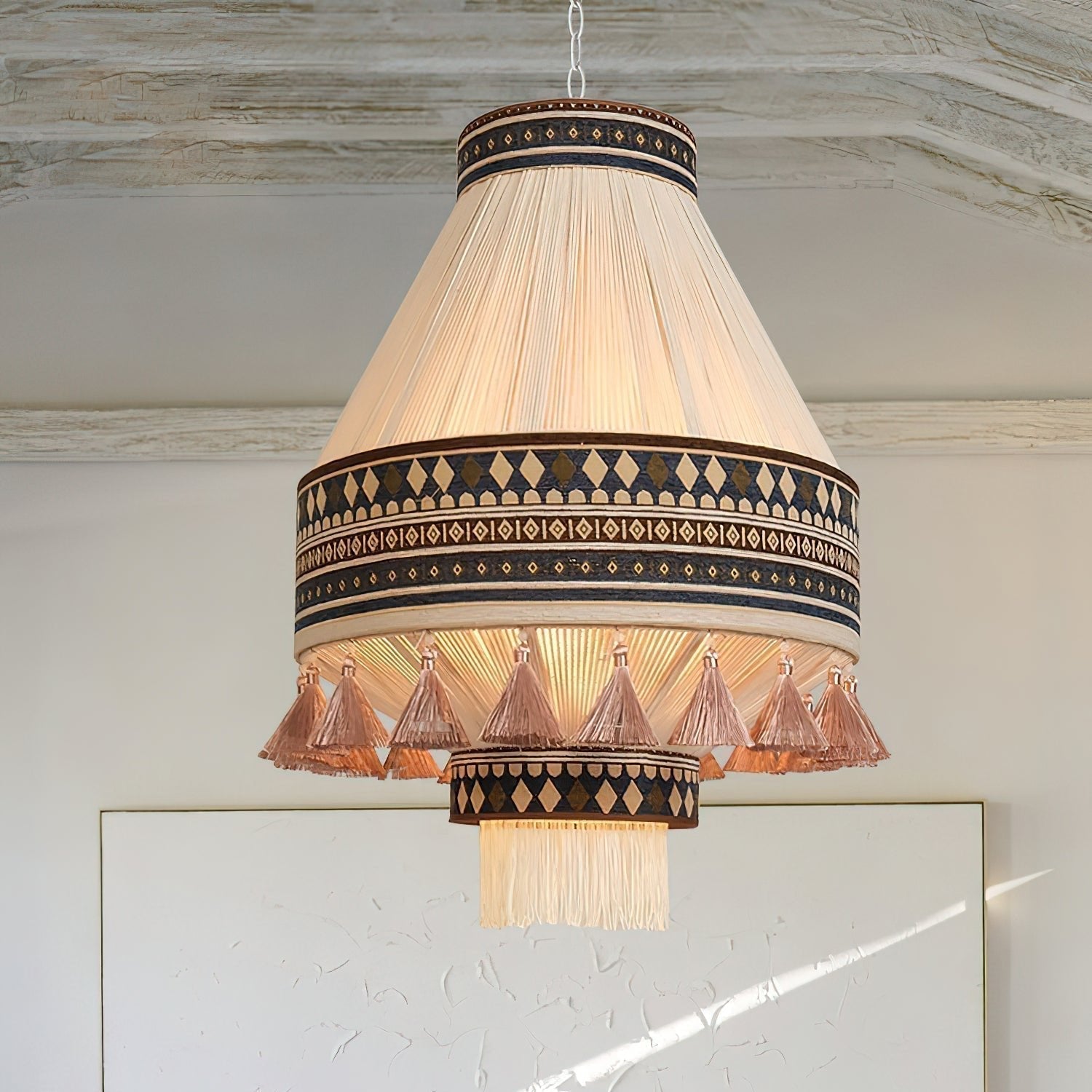 Závěsná lampa Astraea Boho s třásněmi a geometrickým vzorem | Lersk