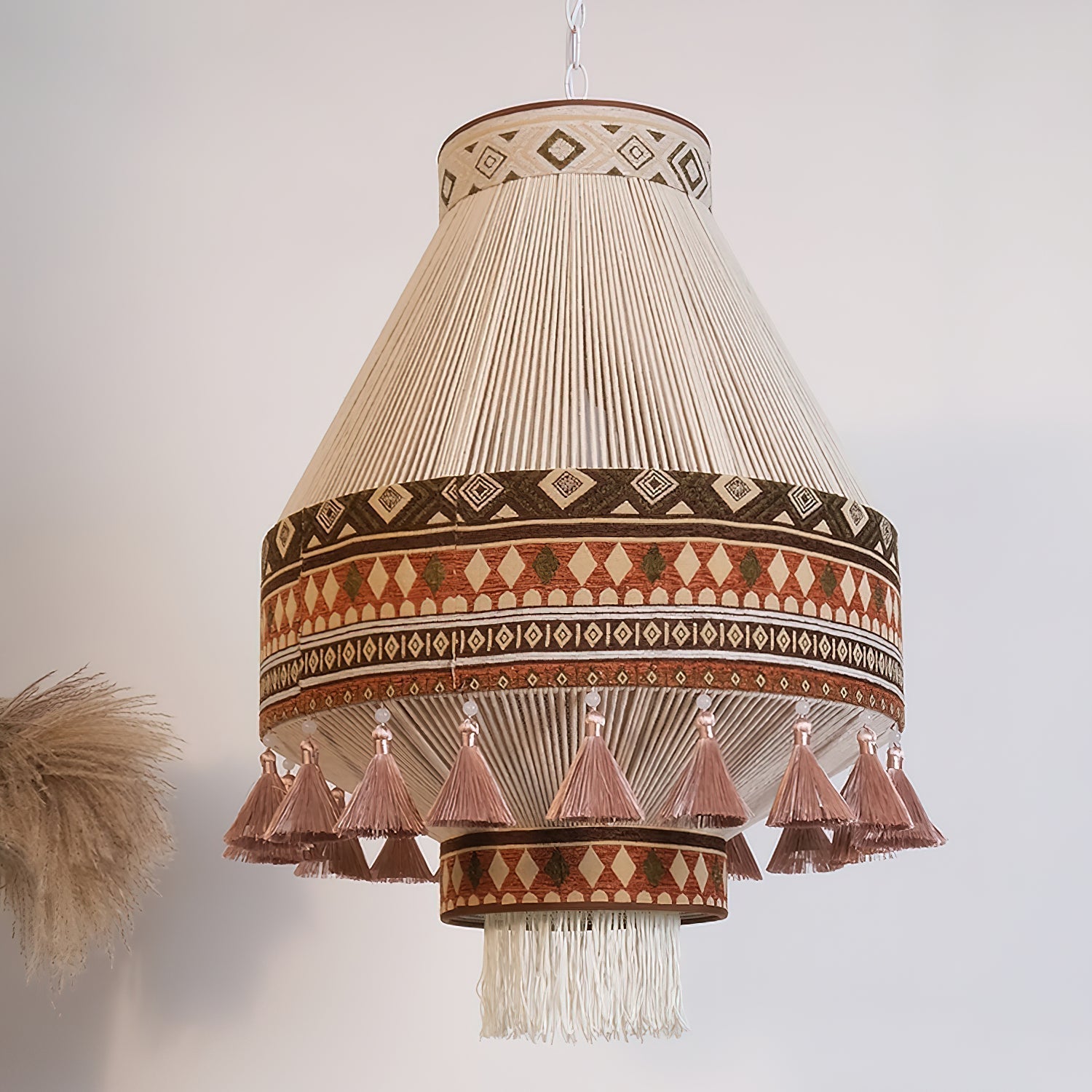Závěsná lampa Astraea Boho s třásněmi a geometrickým vzorem | Lersk