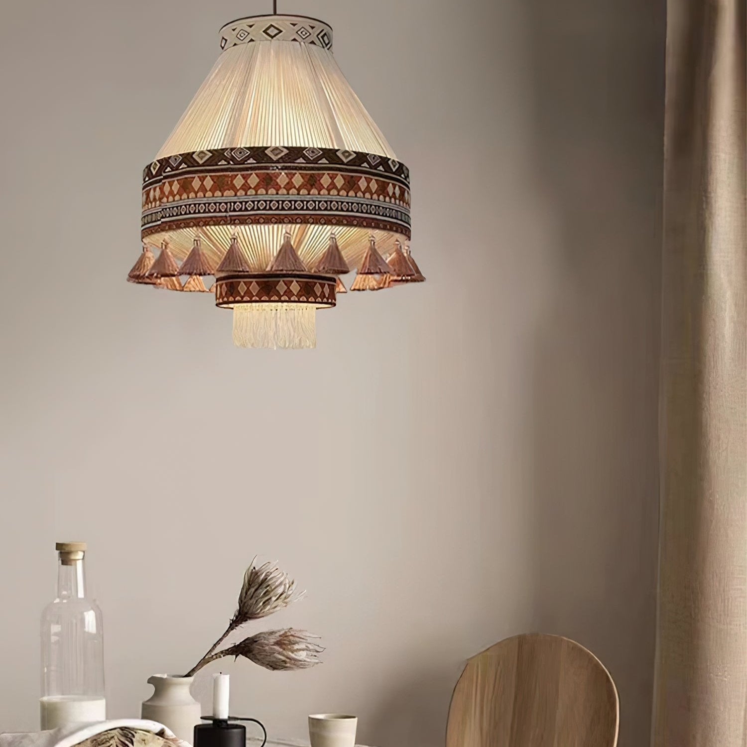 Závěsná lampa Astraea Boho s třásněmi a geometrickým vzorem | Lersk