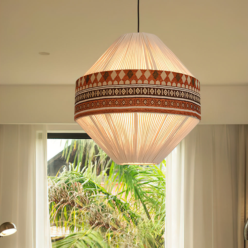 Závěsná lampa Astraea Boho s třásněmi a geometrickým vzorem | Lersk