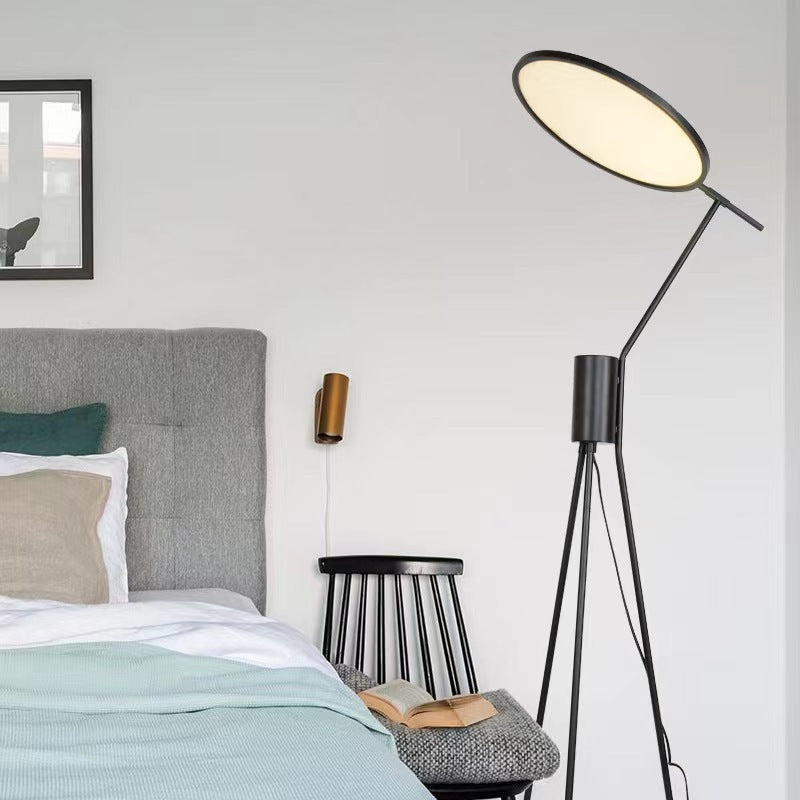 LED tripod gulvlampe til moderne stemningsbelysning i hjemmet | Lersk