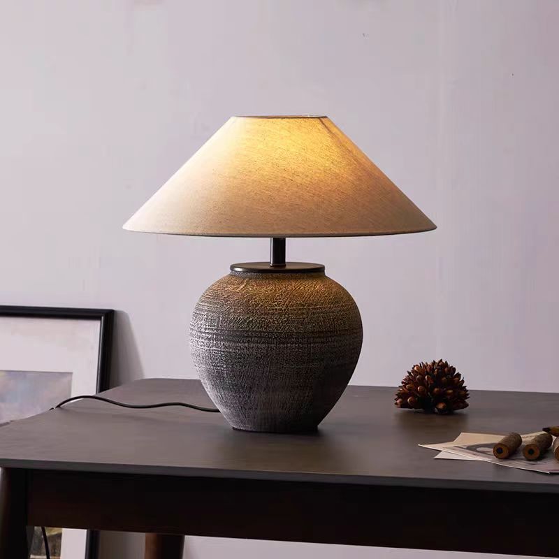 Lampada da tavolo moderna scultorea in ceramica con paralume in tessuto | Lersk