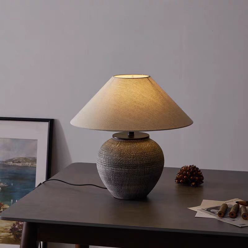 Lampada da tavolo moderna scultorea in ceramica con paralume in tessuto | Lersk