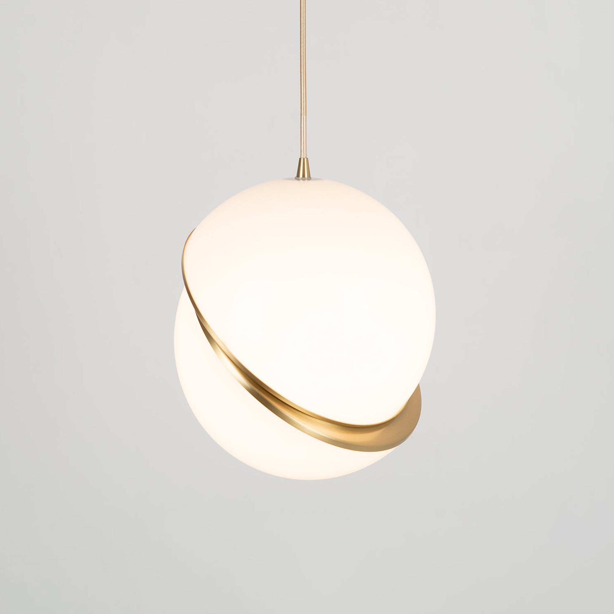 Lampe suspendue Lunara Halo en forme de lune, finition laiton acrylique | Lersk