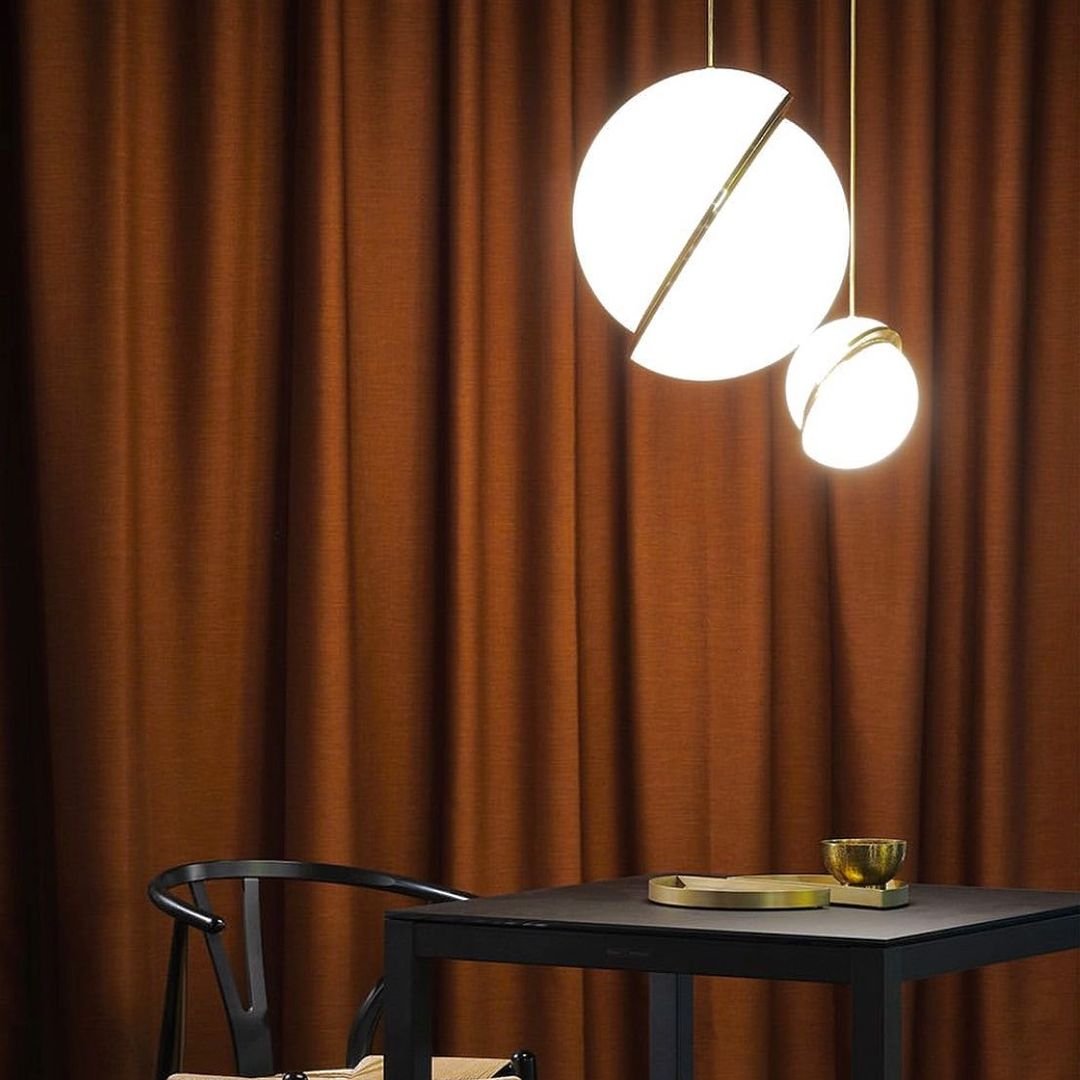 Lampe suspendue Lunara Halo en forme de lune, finition laiton acrylique | Lersk