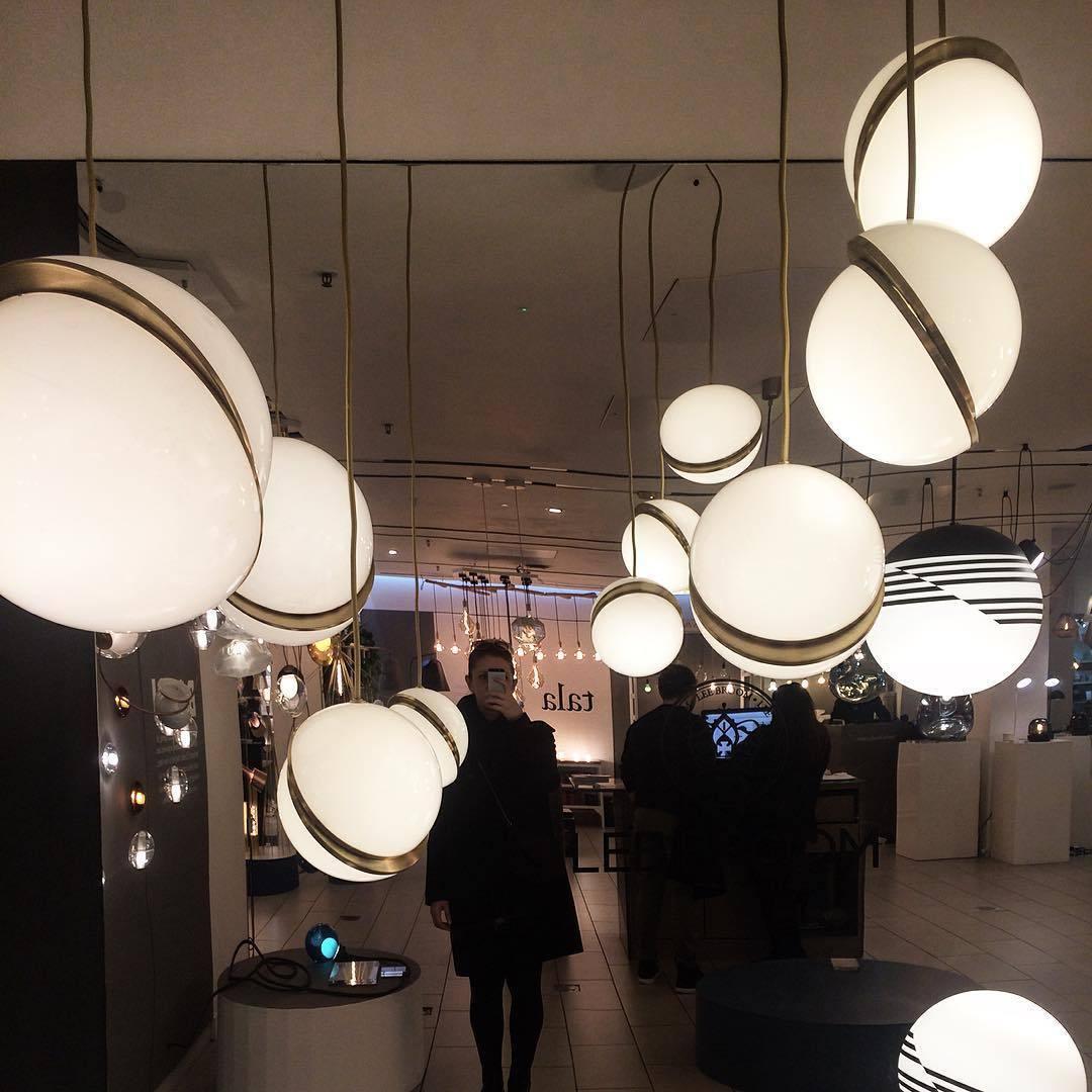 Lampe suspendue Lunara Halo en forme de lune, finition laiton acrylique | Lersk