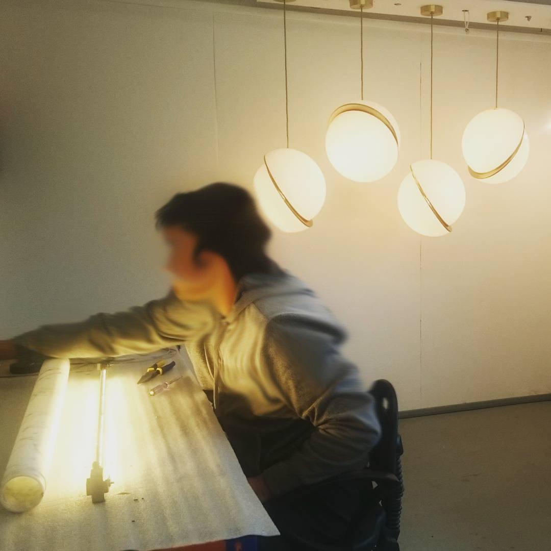 Lampe suspendue Lunara Halo en forme de lune, finition laiton acrylique | Lersk