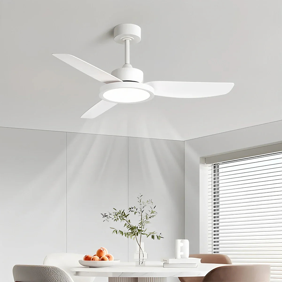 Moderní bílé stropní ventilátory se světly a dálkovým ovládáním | Lersk